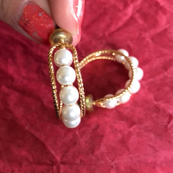 Gold tone & 6 pearls post earrings. - Picture 3 of 6
